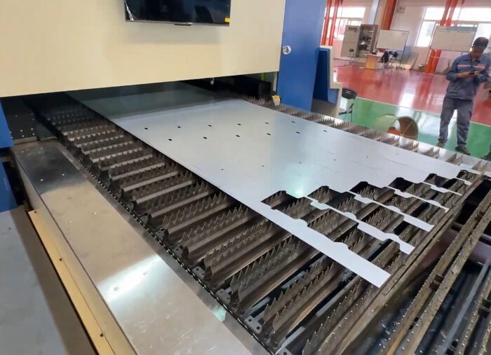 Láser alimentado por bobina cutting with tight nesting layout — 15–20% material savings vs sheet-fed systems