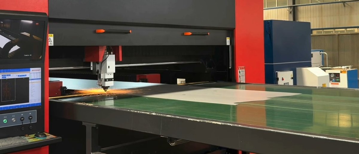 Laser cutting over the rubber-belt conveyor — SBMachines project footage
